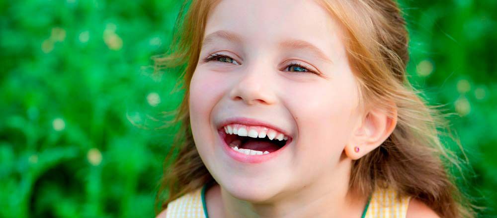 Clínica de Ortodoncia José Selfa niña sonriendo 